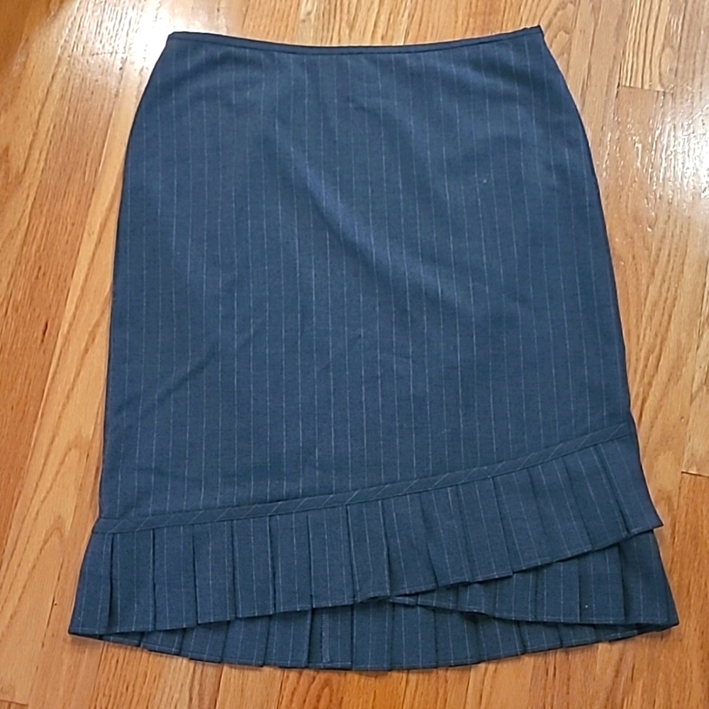 Ann Taylor LOFT stretch grey pinstripe skirt with ruffle size 8